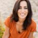 mujer-sonriente-posando-playa_23-2148629772 mujer-sonriente-posando-playa_23-2148629772